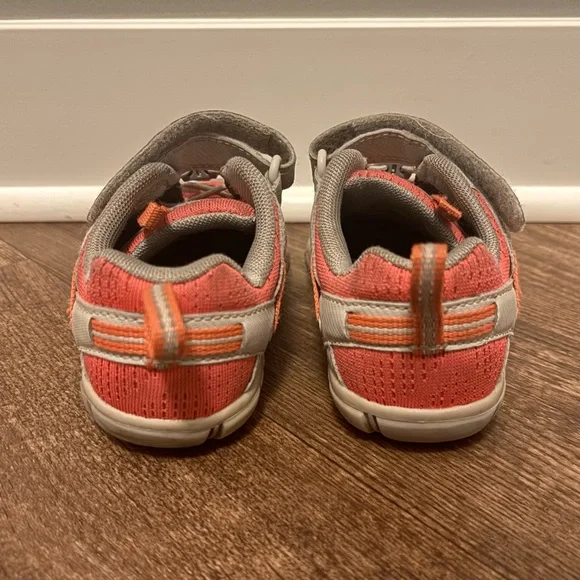 Keen Hiking Sneaker Water Shoe, Kids size 10 - Picture 4 of 5